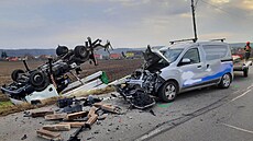 Pojízdná plošina s košem, ze kterého  pracovník v Čejči na Hodonínsku umisťoval...