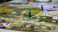 V deskovce Vitaj na Vinohrad! od Michaely Cichrové se hrái stávají vinai ze...