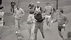 Jock Semple (v civilním oble�ení) vstupuje na tra� Bostonského maratonu a sna�í...