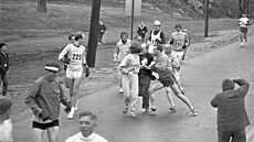 Jock Semple (v civilním oble�ení) vstupuje na tra� Bostonského závodu a sna�í...