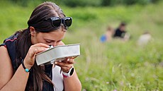 �Sázení strom� p�edstavuje krásný p�íklad, jak lze vzd�lávání prom�nit v konkrétní �in,� p�iblí�ila �editelka Geoparku Ralsko Lenka Mrázová.