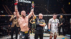 Alexander Poppeck (vlevo) na Oktagonu 80 v Mnichov� porazil Davida Ho�ka.