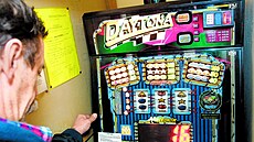 Závislost má tisíce podob. Nap�íklad hrací automaty Po jejich zákazu se hraní...