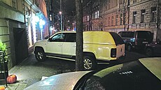 Vozová hradba v pra�ských ulicích. Nadm�re�ný automobil parkuje tak, aby...