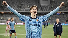 Spartalı antrenör Brian'ın oğlu Danimarkalı forvet August Priske, taraftarlarla kutlama yapıyor...