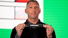 N�kdej�í italský obránce a mistr sv�ta z roku 2006 Marco Materazzi p�i losu...