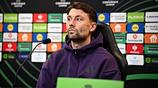 Spar�anský zálo�ník Kaan Kairinen odpovídá na tiskovce na stadionu Legie...