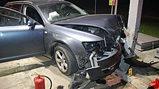 �idi� nezvládl vyjet z benzinky, naboural do sloupu. Nadýchal 2,53 promile....