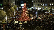 Na nám�stí Svobody v Brn� se slavnostn� rozsvítila dvanáctimetrová jedle (21....