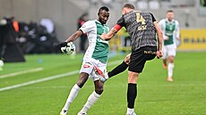 Kapitán Hradce Králové Tomá� Petrá�ek v souboji o mí� s Laminem Jawem z Jablonce