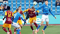 Obránce Dukly Praha Marios Pourzitidis v hlavi�kovém souboji s ostravským...