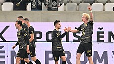 Tom Slon�ík (Hradec Králové) slaví se spoluhrá�i po gólu v 54. minut� proti...