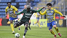 Emmanuel Ayaosi z Karviné u mí�e, kterého stíhá Zviad Natchkebia ze Zlína.