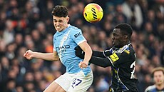 Phil Foden z Manchesteru City (vlevo) v souboji o mí� s Wilfriedem Gnontem z...