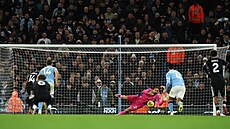 Branká� Manchesteru City Gianluigi Donnarumma chytá v 68. minut� penaltu Lukase...