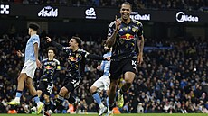 Lukas Nmecha z Leedsu nakonec dává druhý gól svého týmu proti Manchesteru City.