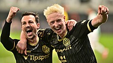 Tom Slon�ík (vpravo) se raduje po vst�eleném gólu v 84. minut� spolu s...