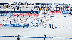 Start mu�ské �tafety na 4×7,5 km ve �védském Östersundu.