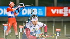 Mikulá� Karlík odjí�dí ze st�elnice mu�ské �tafety v Östersundu.