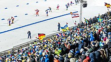 Zapln�né tribuny b�hem mu�ské �tafety ve �védském Östersundu.