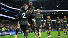 Kenny Tete z Fulhamu (vlevo) slaví úvodní gól spolu s Harrym Wilsonem a Ryanem...