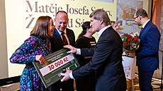 Ocen�ní p�evzala �editelka Martina Sedláková (vlevo) spole�n� se svými...