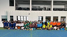 Ú�astníci d��ínského fotbalového turnaje Mongaguá nap�í� ulicí.