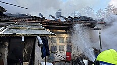 Deset jednotek hasi�� likvidovalo po�ár nádra�ního domku na Doma�licku.