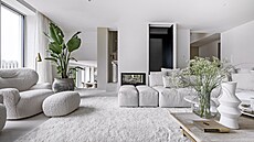 Nejen uitím lomených odstín bílé barvy dnes obývací prostor dýchá klidem....