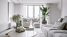 Nejen u�itím lomených odstín� bílé barvy dnes obývací prostor dýchá klidem....