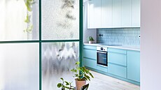 Sklen�ná p�í�ka tvo�í výrazný interiérový prvek.