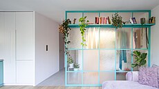 Výpl� konstrukce prosklené p�í�ky tvo�í tabulky tla�eného skla s r�znými vzory.