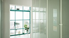 Tyrkysová barva skv�le o�ivuje interiér.