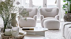 Vlídnost prost�edí podporují dv� pohodlná k�esla (Gervasoni) na vln�ném koberci...