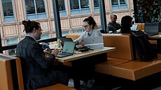 Zam�stnanci spole�nosti Moore Kingston Smith v Londýn� (13. listopadu 2025)