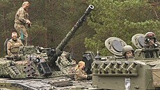 Posádka tanku dánské královské armády po vojenském cvi�ení NATO Multinational...
