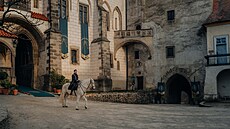 Vojt�ch Kotek jako hradní pán na nádvo�í K�ivoklátu v show Zrádci 2