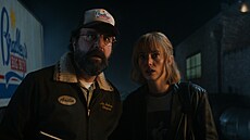 Brett Gelman jako Murray Bauman a Maya Hawke jako Robin Buckleyová ve Stranger...