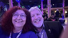 Herní vývojá�ka Rebecca Heineman a dabér DUke Nukema Jon StJohn