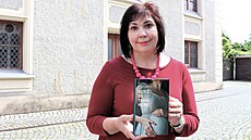 P�erovská spisovatelka Lenka Chalupová se skrze hrdiny svých knih sna�í...