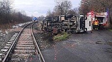 Osobní vlak smetl na p�ejezdu u Vizovic kamion s mrtvými zví�aty. (27. listopad...