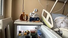 Patrik Hezucký ukázal plnou nemocni�ní ledni�ku a p�edvedl, jak funguje...