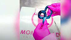 Cardi B si po porodu �tvrtého dít�te nechala vyrobit speciální zlatý p�ív�sek z...