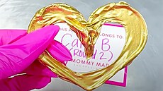 Pupe�ník vytvarovala tv�rkyn� pro Cardi B do tvaru srdce, vznikl z n�j zlatý...