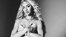 Fotbalistka Alisha Lehmannová potila fanouky na Instagramu ernobílými...