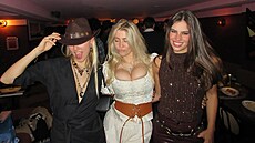 Dcera supermodelky Claudie Schifferové, Clementine Vaughnová, oslavila 21....