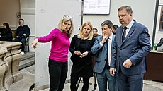 V Poslanecké sn�movn� se ladí poslední technické nále�itosti pro tlumo�ení do...