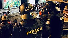 Policie eskortuje fanou�ky Freiburgu, kte�í p�ed zápasem posprejovali ka�nu v...