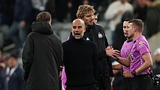 Kou� Manchesteru City Pep Guardiola (uprost�ed) po utkání na Newcastlu.