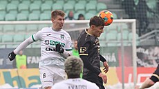 Královéhradecký Alexandr Sojka odhlavi�kovává mí� p�ed karvinským Sebastianem...